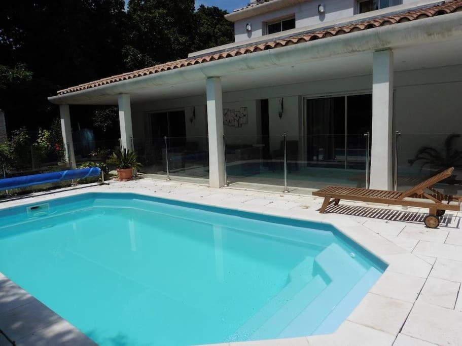 马赛Magnifique Villa privée avec Piscine proche Plage的一座大蓝色游泳池,位于房子前