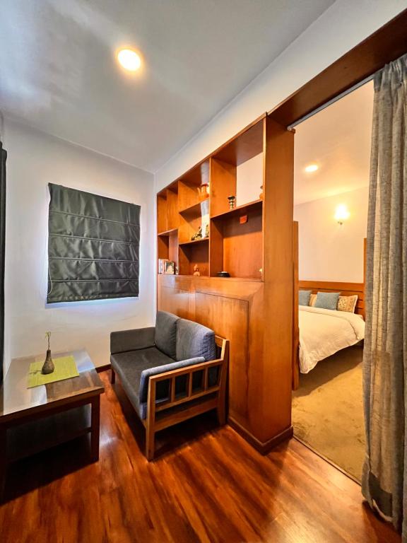 加德满都Your home in Kathmandu!的客厅配有沙发和1张床