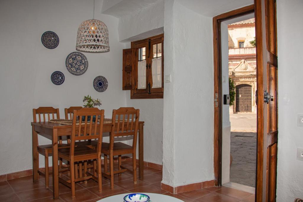奥尔维拉Acogedora casa rural en Olvera ,La Morada的一间带桌椅的用餐室