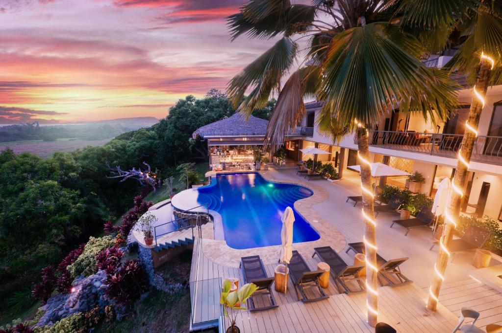 埃斯泰里略斯Marala Hotel的享有带游泳池的度假村的空中景致