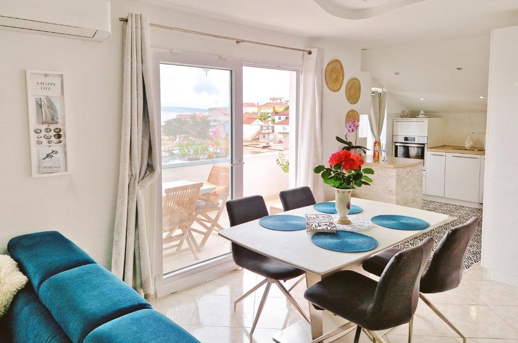 卡利Apartment Sea view的客厅配有桌子和蓝色沙发