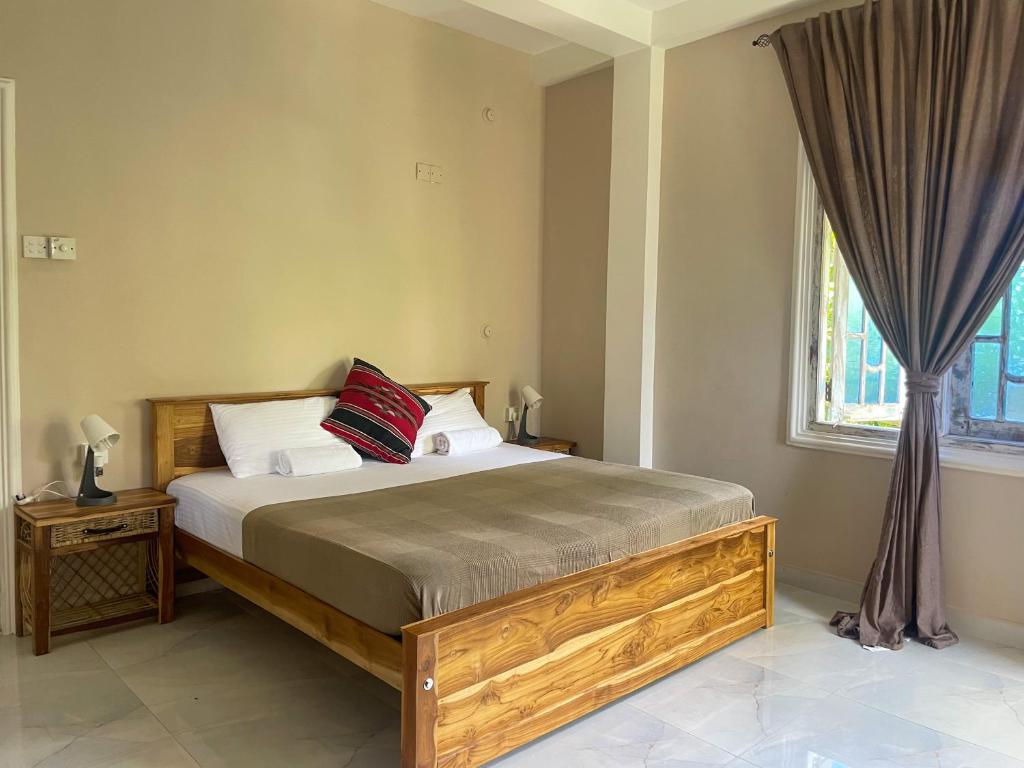 乌纳瓦图纳Habibi Hostel & Restaurant的一间卧室设有一张大床和一个窗户。