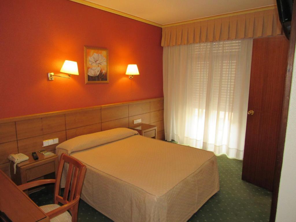 庞特维德拉卡米诺蓬特韦德拉酒店的酒店客房设有床和窗户。