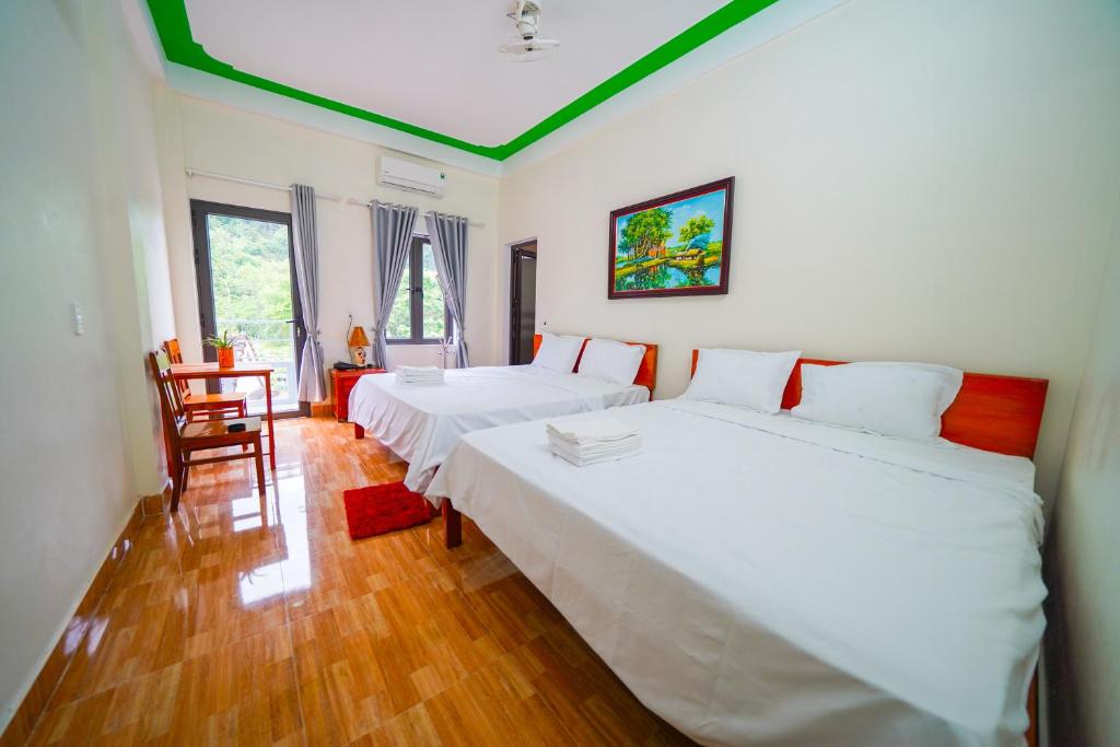 峰牙Phong Nha Magic Fingers Homestay and Spa的一间卧室配有两张床和椅子