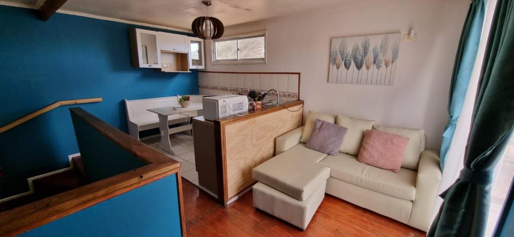 阿尔加罗沃Cabañas Costa Norte的带沙发和桌子的小客厅