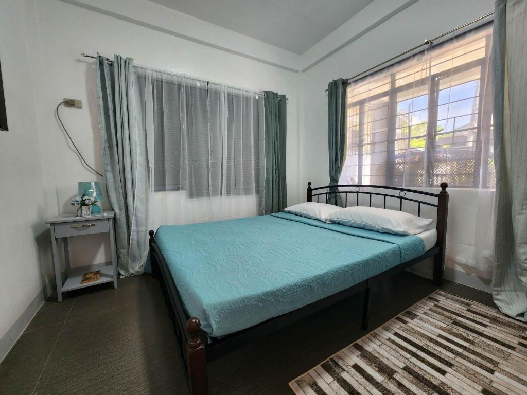独鲁万Viner's Inn的一间卧室配有一张带窗户和地毯的床
