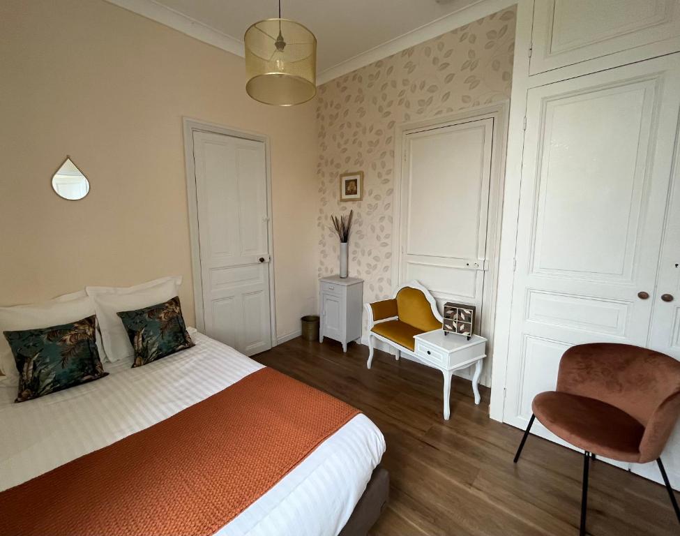 勒法韦La Maison de Louisette的一间卧室配有一张床和一把椅子