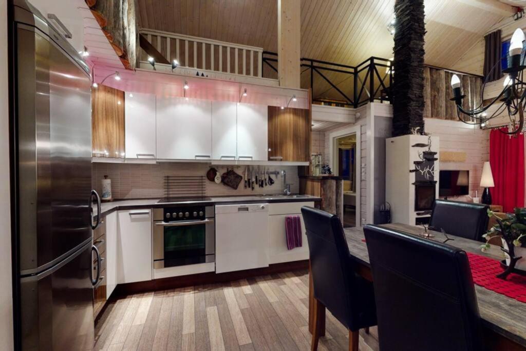 洛斯托Lapintaika的一间大厨房,配有白色家电和餐桌