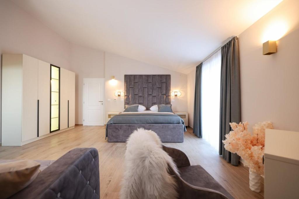 普利拉卡Castello Exclusive rooms with breakfast的卧室里设有床,卧室里还养着狗