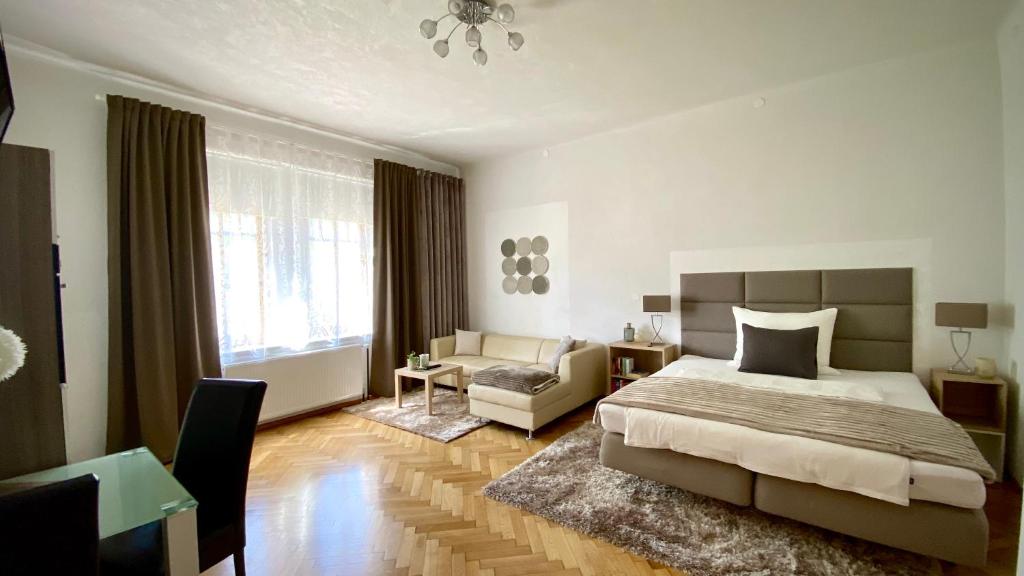 莱奥本Apartment im Grünen的一间卧室配有一张床,客厅配有沙发