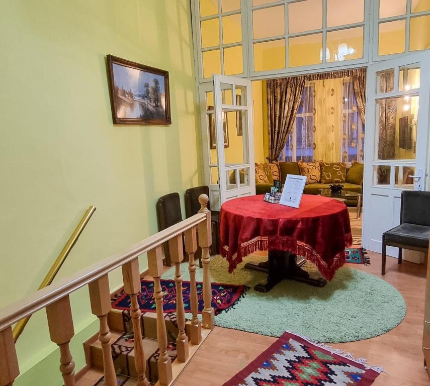 戈里察Liora's Place的客厅配有一张桌子和红色桌布