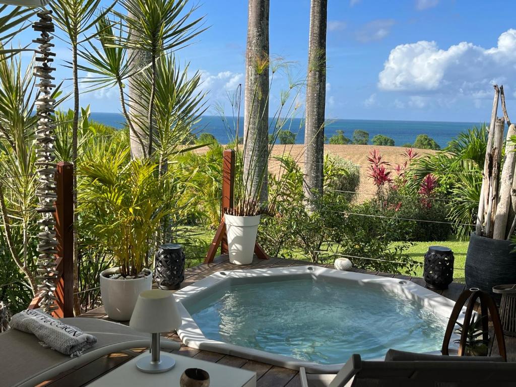 圣罗斯Indigo Palmes的棕榈树和海洋花园内的热水浴池