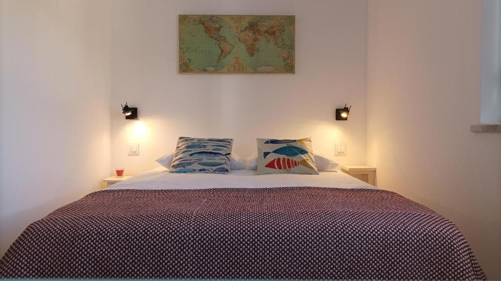 奥德赛克斯SulSeixe Guesthouse的一间卧室配有一张带两个枕头的床