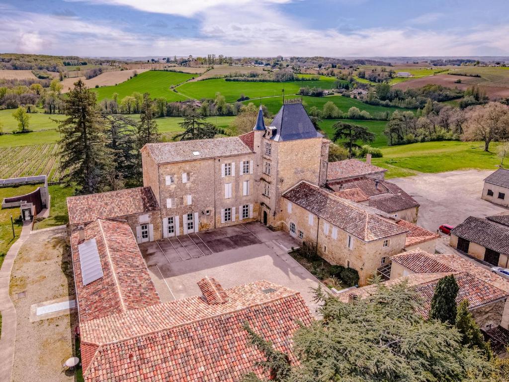 科桑Château de Mons Armagnac的享有带庭院的古老房屋的空中景致