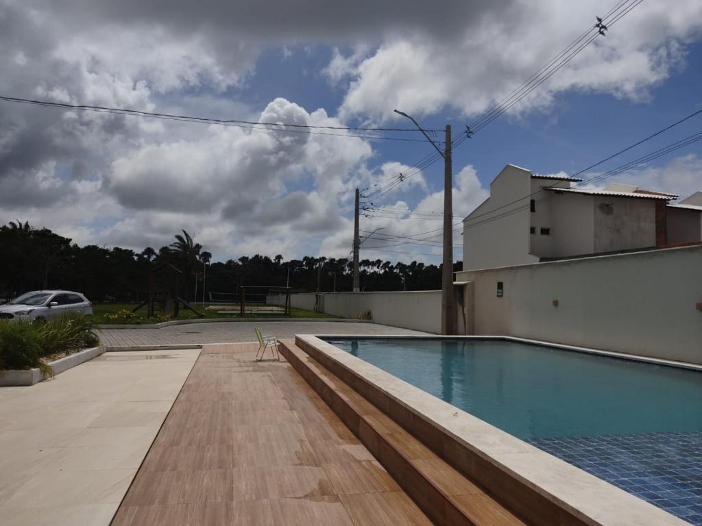 巴雷里尼亚斯Lençóis Confort - Apartamento的房屋一侧的游泳池