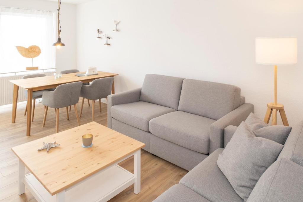 朗格奥'Dörpnüst'的客厅配有沙发和桌子