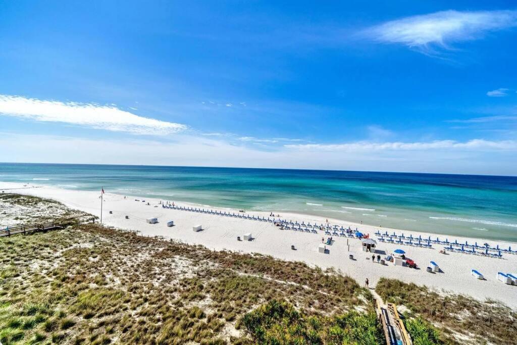 巴拿马城海滩Your Ultimate Beachfront retreat! Brand New Flooring!!的享有海滩的空中景致,配有椅子和遮阳伞