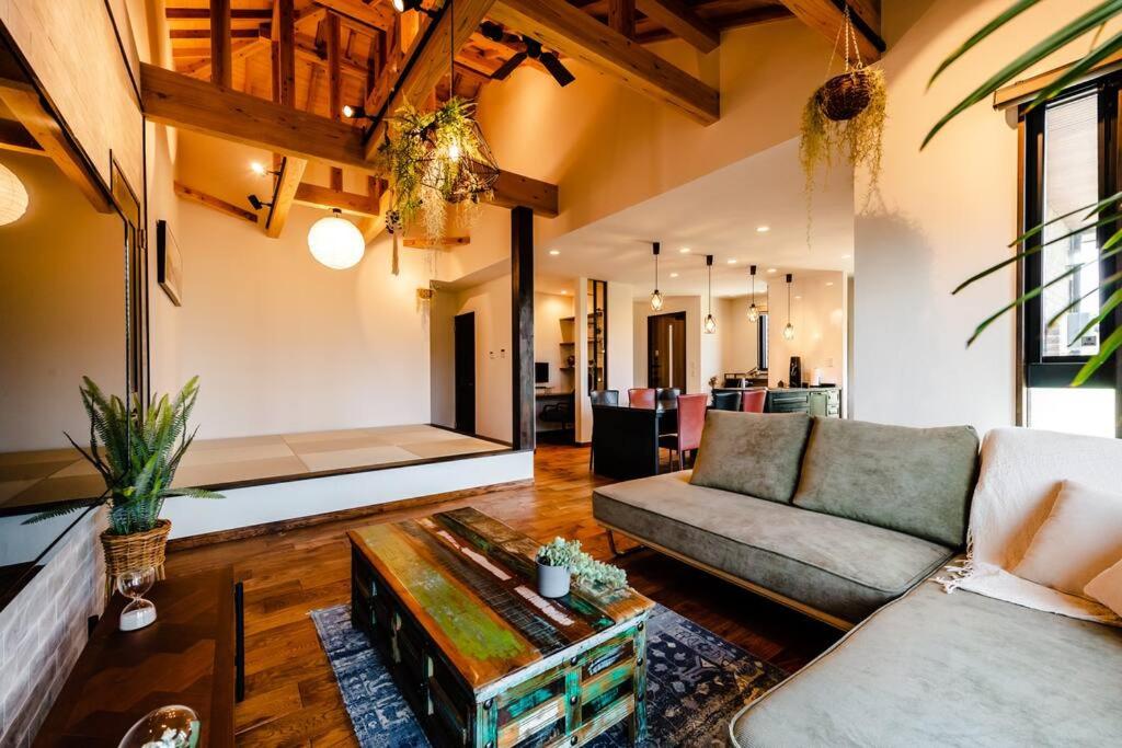 HiraraThe Villa Miyako的客厅配有沙发和桌子