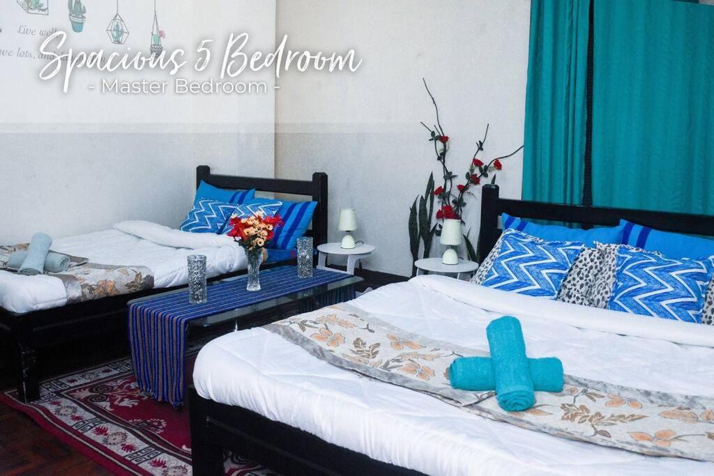 碧瑶5 Bedrooms 4 Bath/toilet & Mountain View Fast Net的蓝色和白色的客房内的两张床