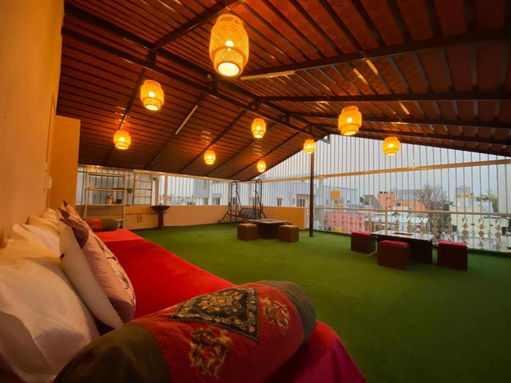 班加罗尔Art House- Air conditioned luxury service Apartments的一间设有两张床和绿色地板的大客房