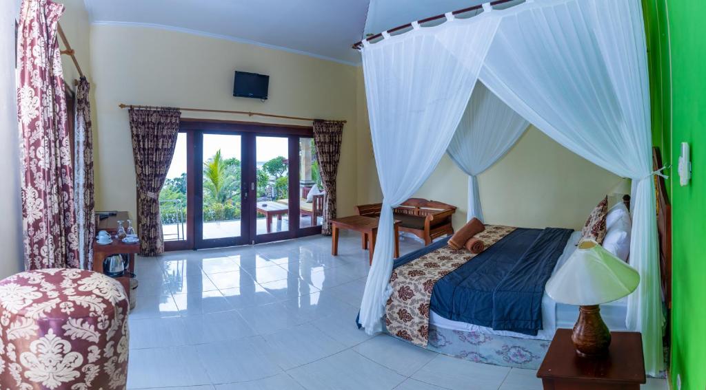 艾湄湾巴厘岛布瓦纳别墅的一间卧室配有一张带天蓬的床