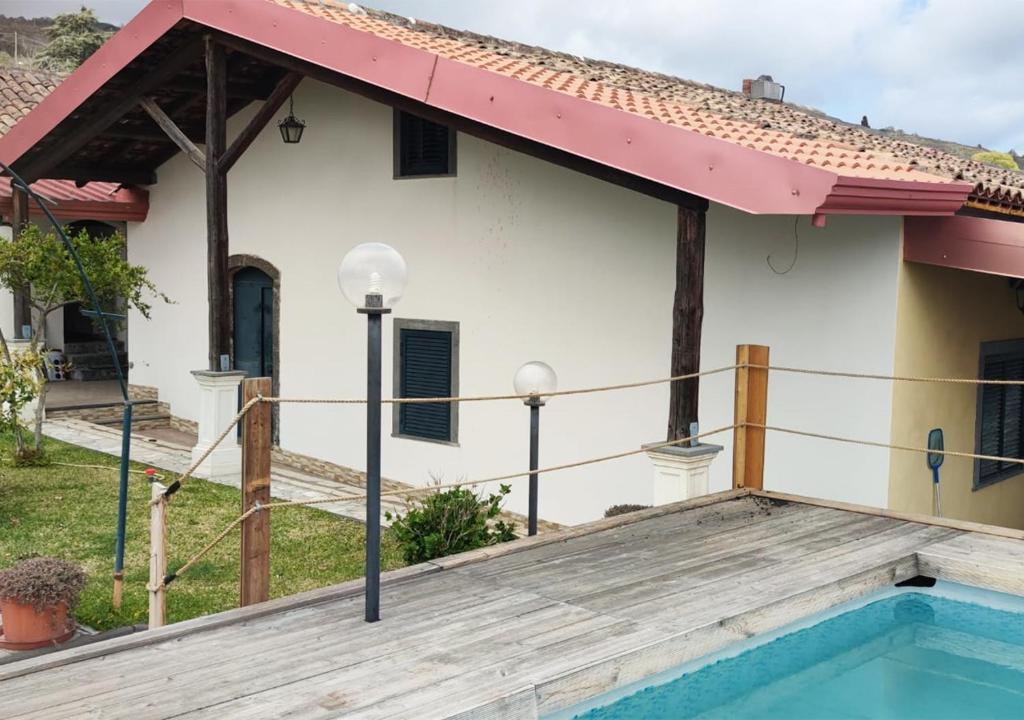 马斯卡利Peri Peri Guest House的一座带游泳池和房子的别墅