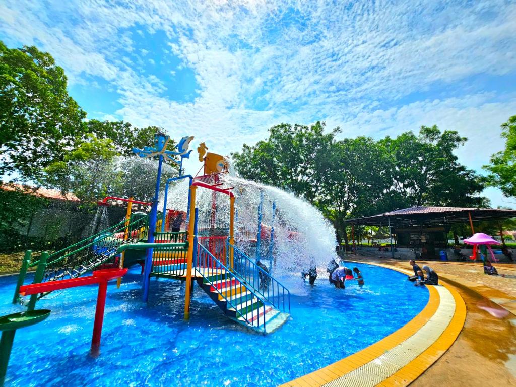 马六甲Paragon Water Themepark Suites Melaka by GGM的一群人在水上公园玩耍