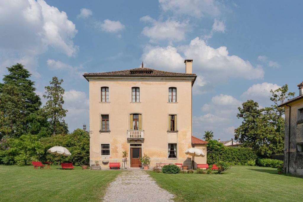 法拉-迪索利戈Fiori&vigne di Cecilia Marcon的一座带草地庭院的大型白色房屋