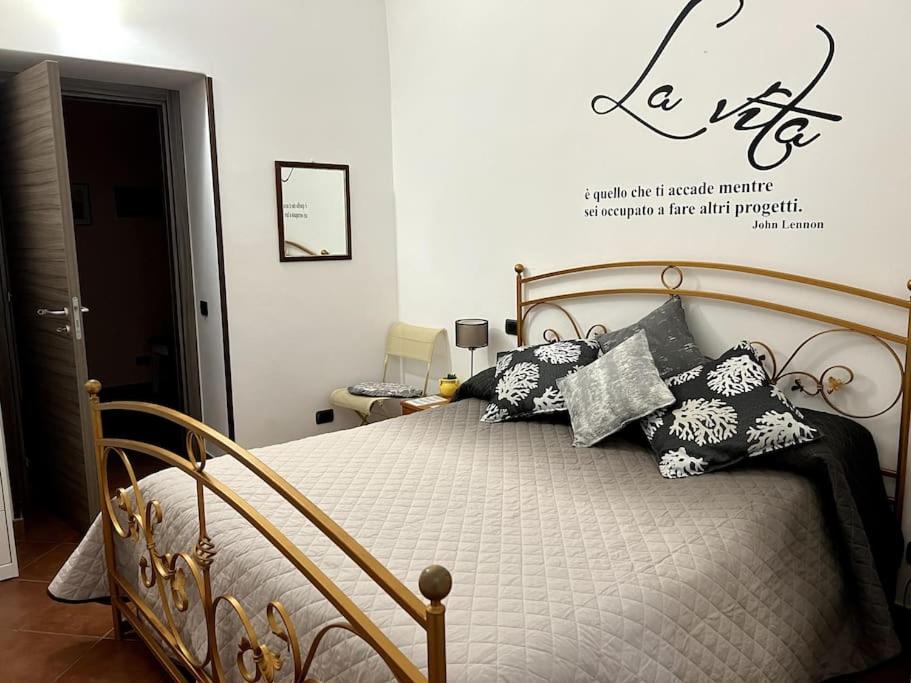 切法卢Casa vacanze Mimí的一间卧室配有带枕头的床