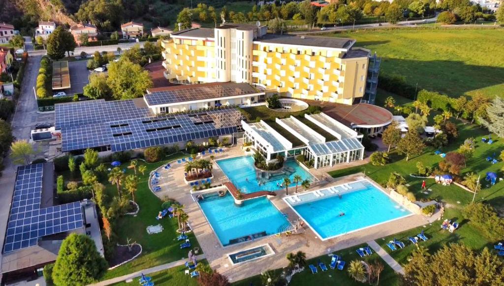 阿巴诺泰尔梅Hotel Terme Leonardo的享有带游泳池的度假村的顶部景致