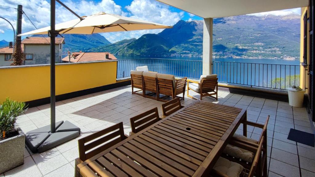 贝拉诺STUNNING APARTMENT- Terrace and Swimming Pool的庭院配有桌椅和遮阳伞。