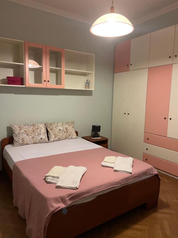 卡瓦拉Sofi’s Apartment的一间卧室配有一张带粉色和白色橱柜的床。