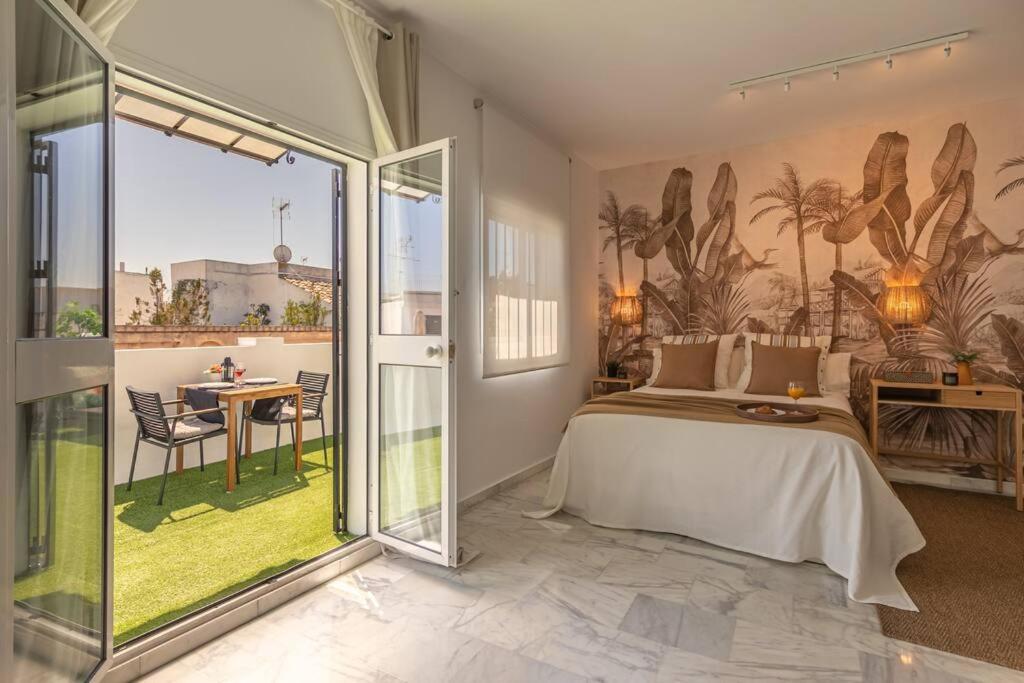 塞维利亚Avanti Alameda Sky Terrace, DISFRUTALO的一间卧室设有一张床和一个滑动玻璃门