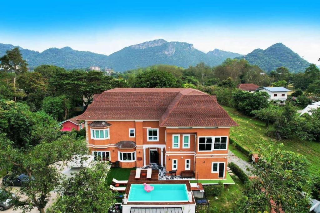 慕斯Chateau de Luxi Khao Yai - ชาโตว์ เดอ ลูซี่ เขาใหญ่的享有带游泳池的房屋的空中景致