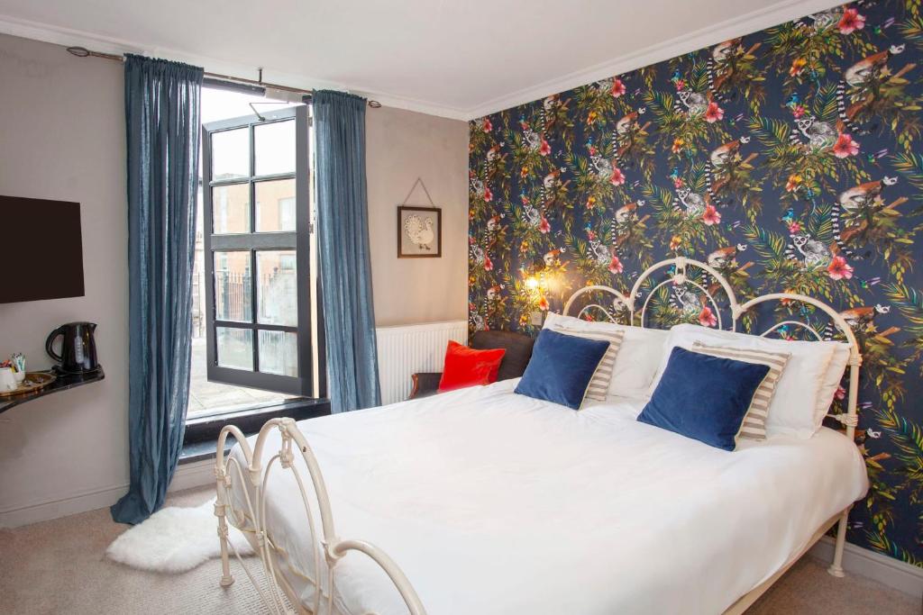 卡迪夫higgihaus #5 Room 6 Monday - Friday的卧室配有白色床和花卉壁纸