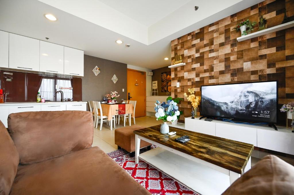 胡志明市Landmark View 2 bedrooms condo in T1 Masteri Thao Dien, Fully Furnished With Full Amenities的客厅配有沙发和墙上的电视