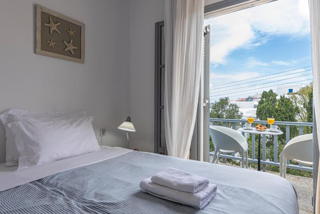 纳乌萨曼托酒店 的一间卧室设有一张床和一个美景阳台