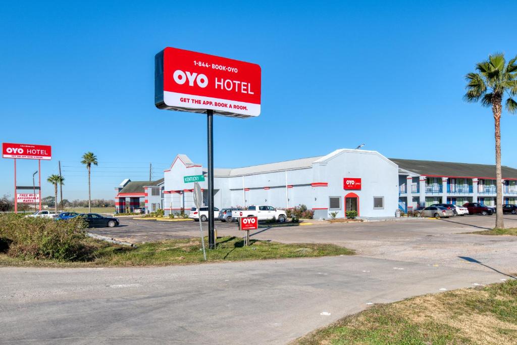 罗森伯格OYO Hotel Rosenberg TX I-69的停车场前的汽车旅馆标志