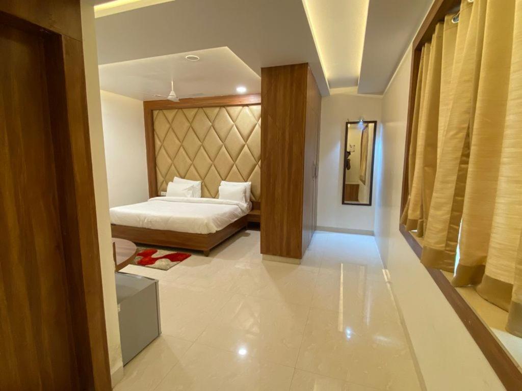 戈勒克布尔Hotel Pradeep Star Inn的酒店客房带床,房间带