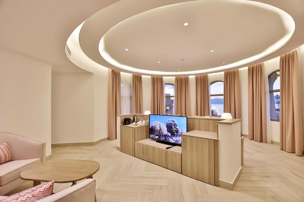 亚喀巴Lavanda Boutique Suites Tala Bay的一间带电视和圆形天花板的客厅