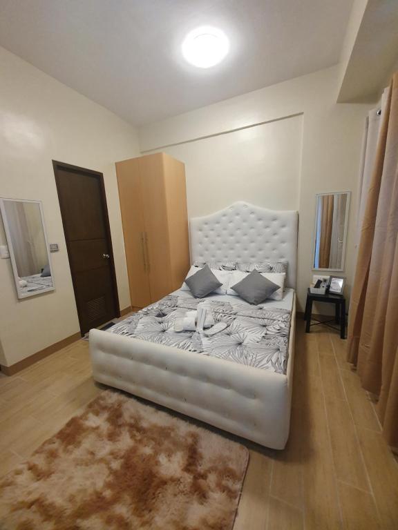 伊洛伊洛Lafayette Park Square Condominium, Manduriao, Iloilo (15Z)的卧室配有一张白色大床
