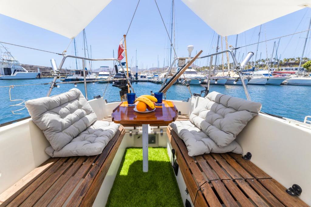 卡列罗港Seaside Chill-out Stay on a Sail Yacht的两把椅子和一张桌子,在船的背面