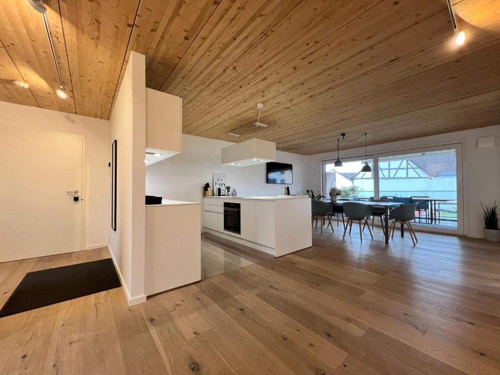 乌尔丁根-米赫尔霍芬STAY的厨房和带木制天花板的客厅