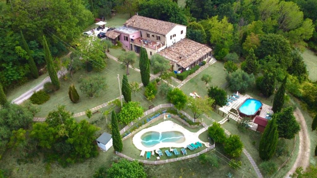Mondaino特纳塔圣阿伯林度假屋的享有带游泳池的房屋的空中景致