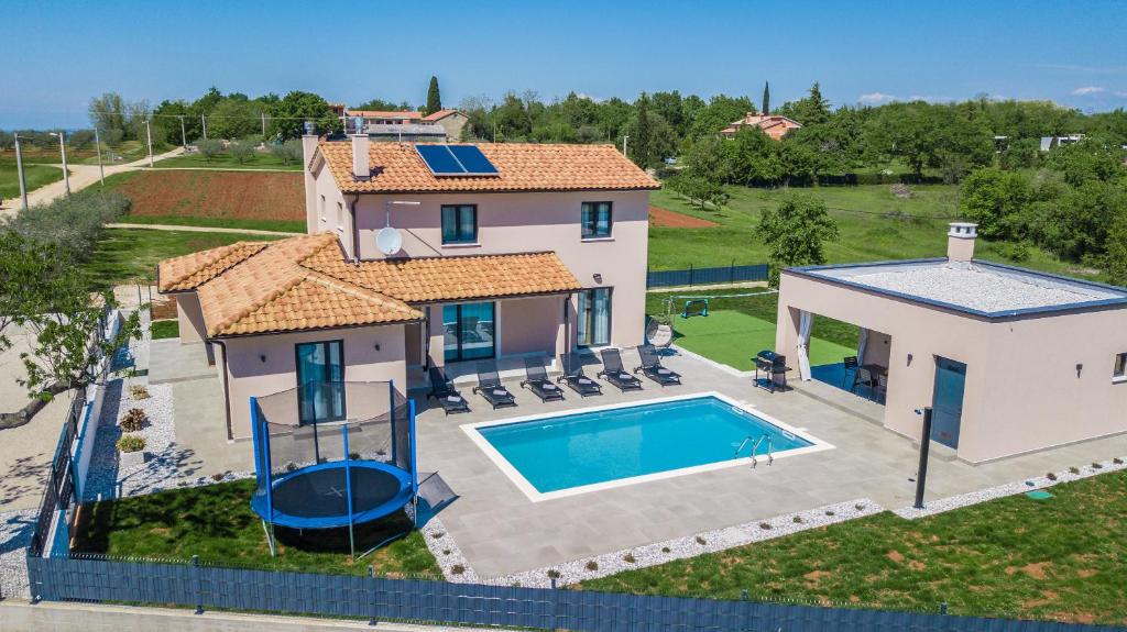 卡斯特里尔Villa Silvano & Nadija的享有带游泳池的房屋的空中景致