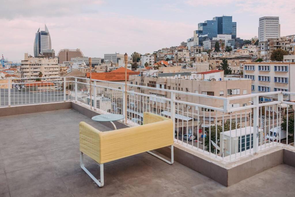 海法Central Haifa Quite Place的阳台设有长凳,享有城市美景。