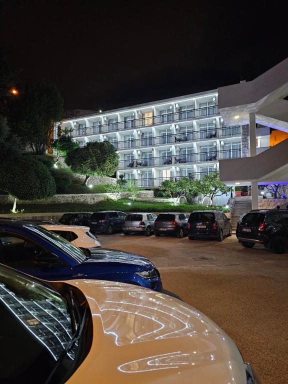 乌尔齐尼Hotel Villa Garden Ulcinj-Ulqin的停车场,停车场停在大楼前