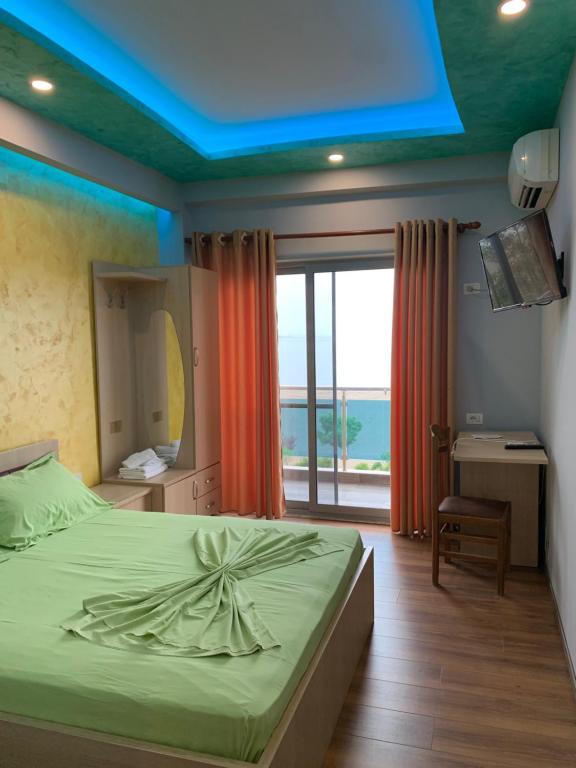 圣金Hotel Besa的一间卧室配有一张蓝色天花板的床