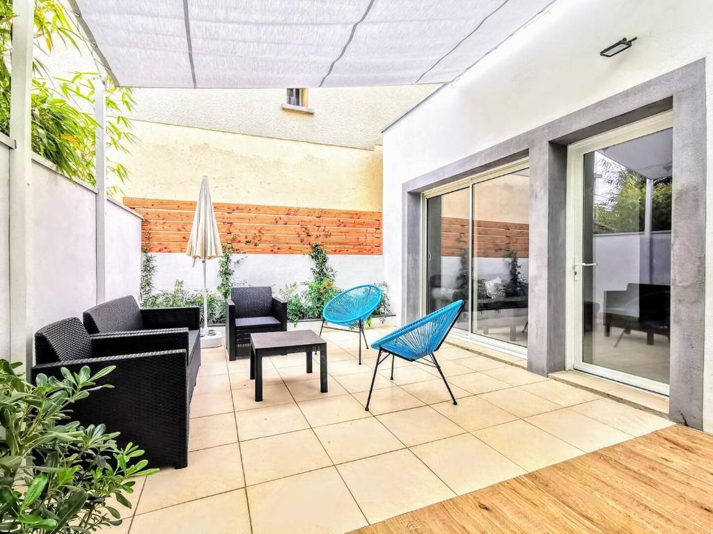 蒙彼利埃Jolie Villa avec jacuzzi Hôpitaux facultés的开放式客厅配有家具和窗户。