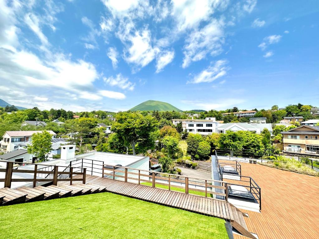 伊东ISOLA Izukogen的阳台设有长椅,享有城市美景。